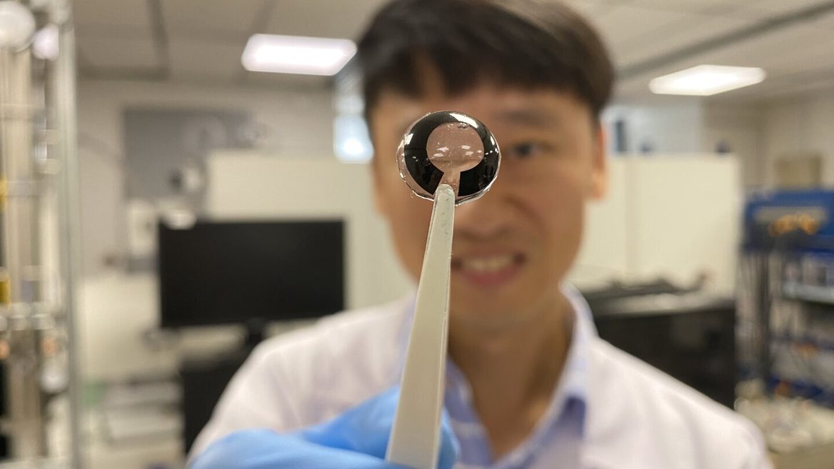 Сингапурські вчені розробили мікро-батарею яка живить розумні контактні лінзи