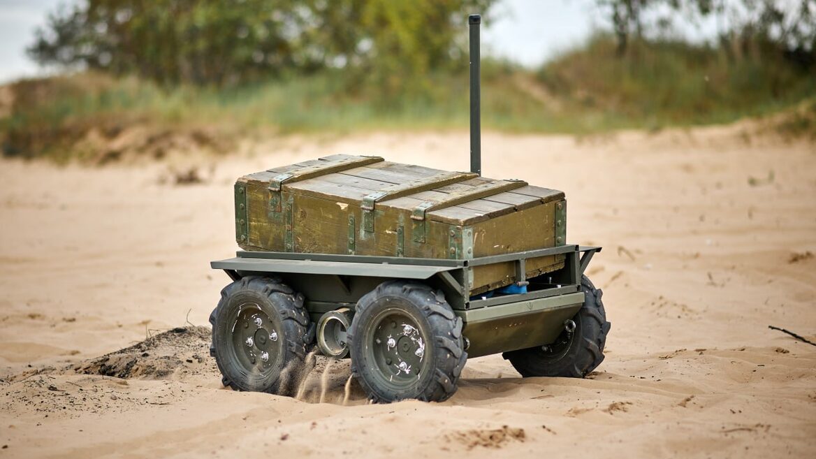 НРК забезпечують майже всю прифронтову логістику: до 80% підвезення вантажів роблять наземні дрони