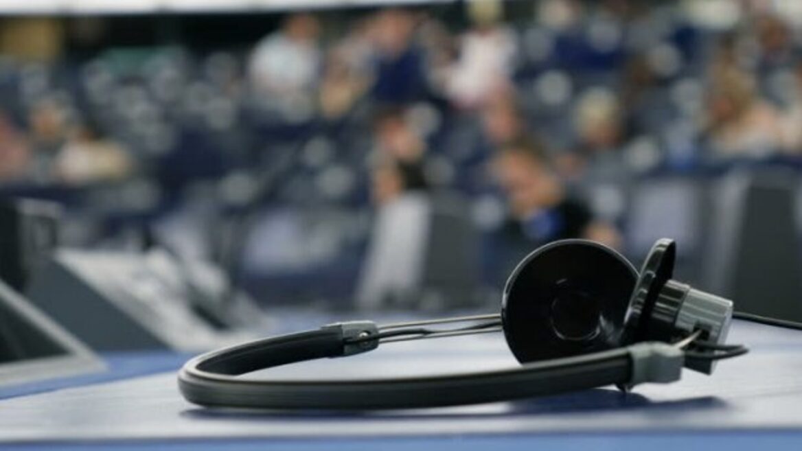 ШІ-модель Gemini вже готова вести синхронний переклад голосом прямо в навушниках 70 мовами. Як це працює і у яких продуктах доступна технологія