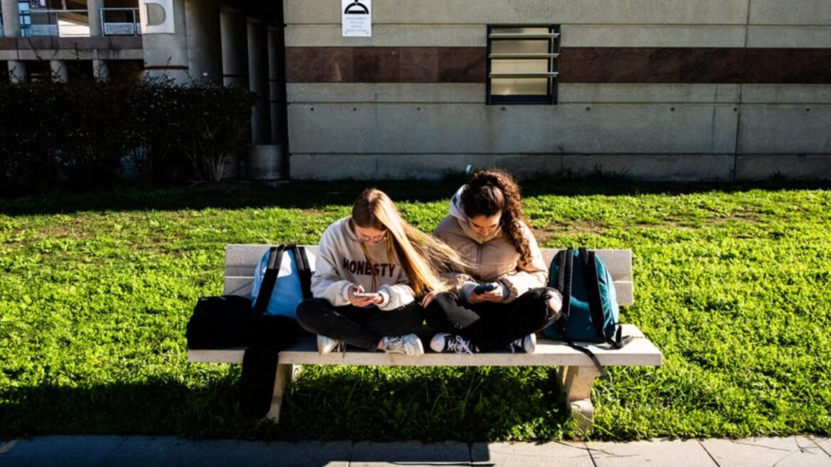 Парламент Франції підтримав заборону соцмереж для дітей до 15 років