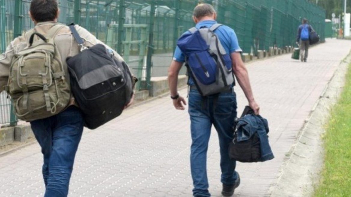 Мужчинам-студентам, которые учатся за границей, запретили выезжать за границу. Какая официальная причина