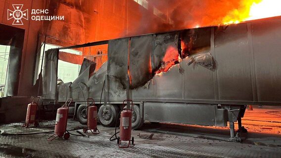 Уламки російського дрона пошкодили автівку на терміналі «Нової пошти» на Одещині. Знищено 110 посилок вартістю 2,3 млн грн