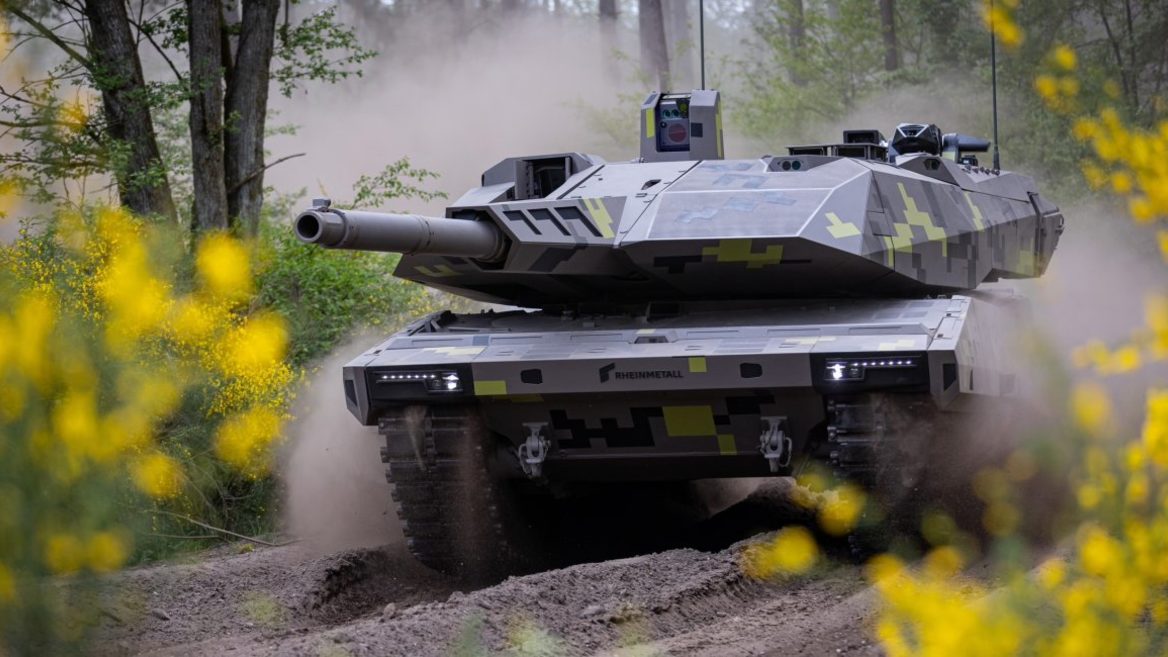 Стало известно, когда немецкая Rheinmetall начнет обслуживание танков в Украине.