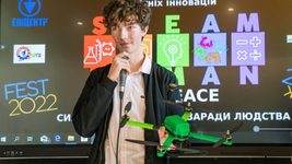 Франківський одинадцятикласник надрукував на 3D-принтері дрон-міношукач: він вміє відрізняти різні боєприпаси, каже мер міста