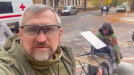 Черга до вільної розетки та старлінки прямо на вулицях. Як херсонці отримують інтернет (фото)