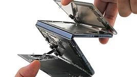 iFixit розібрали складаний iPhone Duo та поставили йому рекордні 5 із 10 балів за ремонтопридатність. Що вони виявили під час розбирання пристрою?