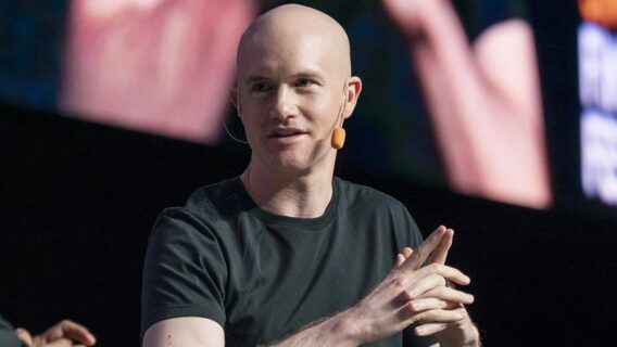 «Bitcoin, Ethereum, блокчейн, ставки та Web3». CEO Coinbase потролив ринки прогнозів на кшталт Polymarket під час конференції