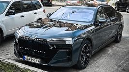 У Києві засвітився флагманський електромобіль BMW за 4,6 мільйона гривень