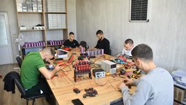 На Рівненщині виготовляють пауербанки для ЗСУ, що можуть зарядити 56 телефонів, Starlink, квадрокоптер чи рацію, чи близько 100 квадрокоптерів