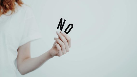 «Роботи немає від слова взагалі. Може, я в чорному списку? Покажіть цей список». Айтівець із 20-річним досвідом поскаржився, що постійно отримує відмови й назвав найпоширеніші причини. Насправді він такий не один