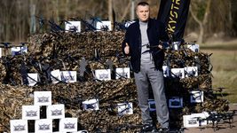 Украинский FPV-бомбардировщик LuckyStrike с функцией автоматического спасения будет помогать защитникам уничтожать врага. К концу апреля на фронт поставят 100 комплектов