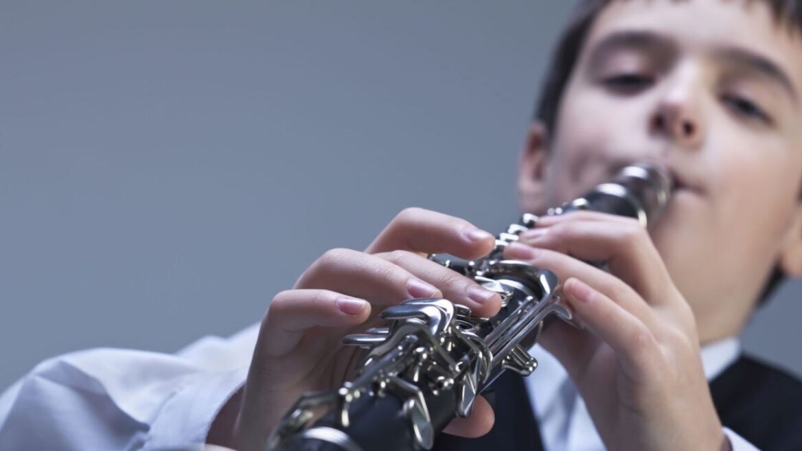 ШІ знову спричинив хаос у школі США: замість чоловіка у камуфляжі з рушницею поліція знайшла учня з кларнетом