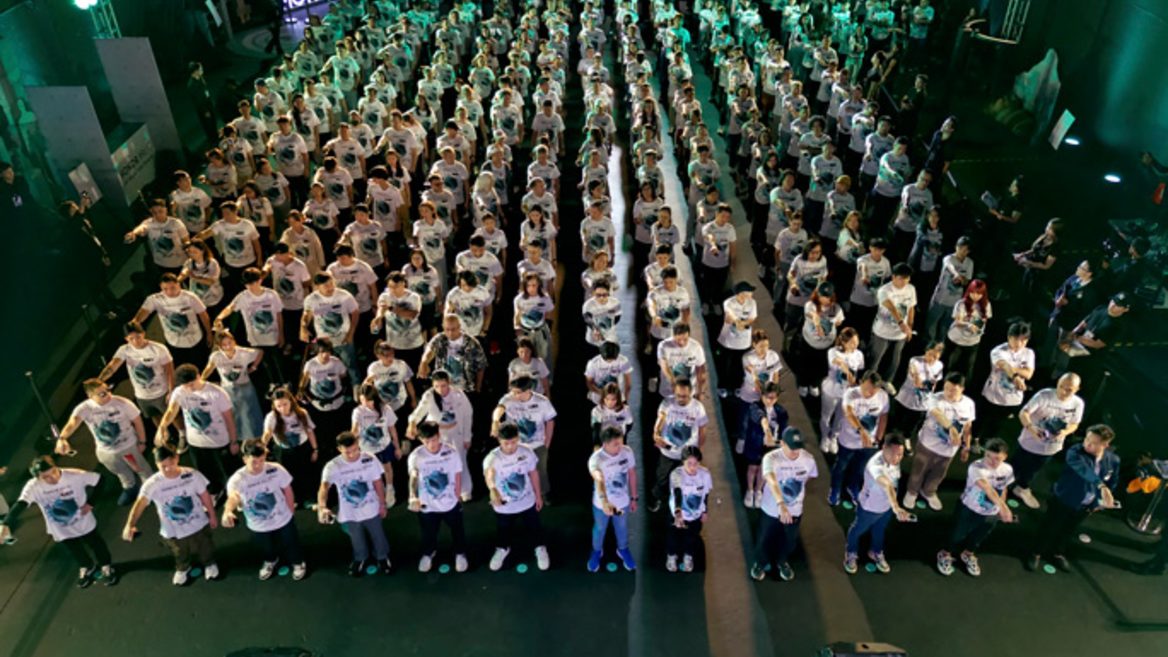 Філіппінська компанія в незвичний спосіб протестувала свої нові смартфони на міцність і потрапила до Книги рекордів Гіннеса