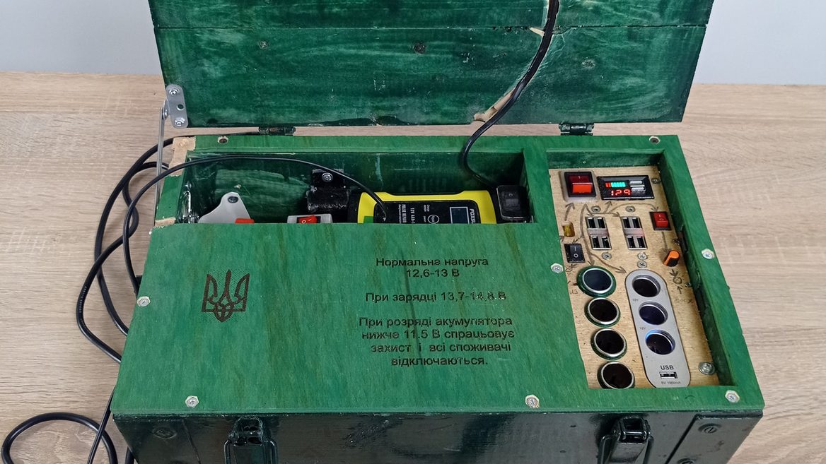 Винахідних з Дніпра розробив переносний зарядний пристрій що може зарядити 20 телефонів. Розробку він передасть ЗСУ