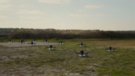 В Україні пройшла демонстрація технології «рою дронів», яка дозволяє одному оператору керувати десятком БпЛА