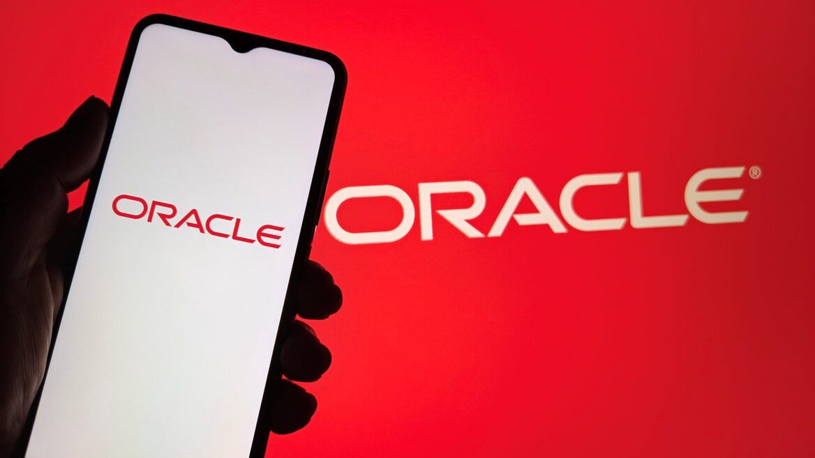 Змусили навчати ШІ, а потім скоротили. Oracle звільнила майже 30 000 працівників заради ШІ