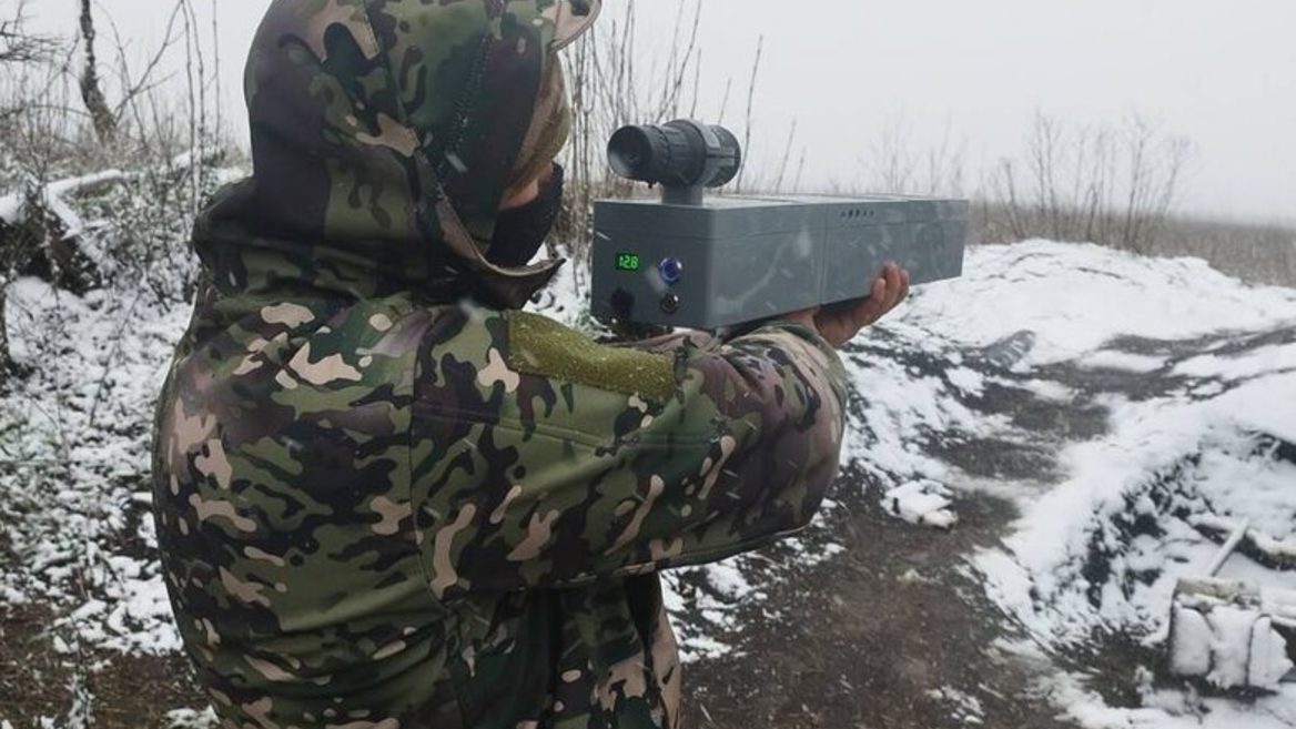 Український військовий розробив антидрон-рушницю для роботи на коротких дистанціях. Як працює та скільки коштує така зброя: фото