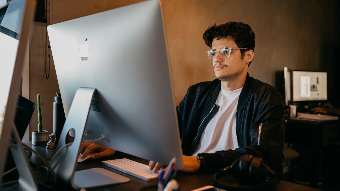 «На позицію Junior не беруть навіть із досвідом та навичками Middle-рівня». Розробник поділився гірким досвідом пошуку роботи. Дехто з айтівців радить йому просто набрехати в резюме