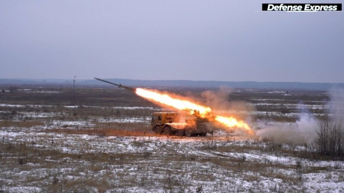 На озброєнні ЗСУ — нова РСЗВ українського виробництва. У Міноборони показали як працює «Буревій»: відео