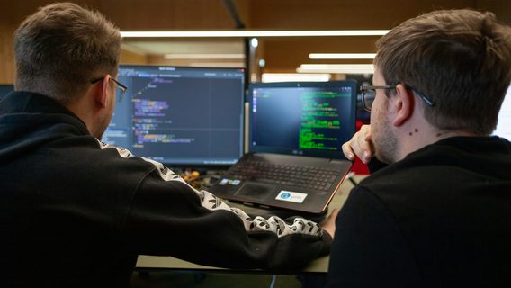 «Фактично, ми відрізаємо собі майбутнє». Український айтівець розповів у чому небезпека того, що ШІ витісняє  програмістів-початківців