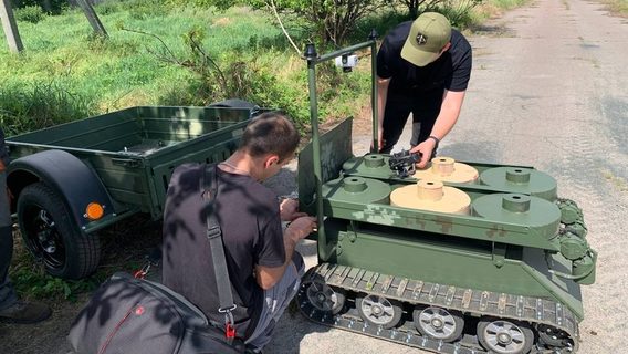 У Черкасах виготовляють багатофункціональні наземні гусеничні дрони, які мають високу прохідність