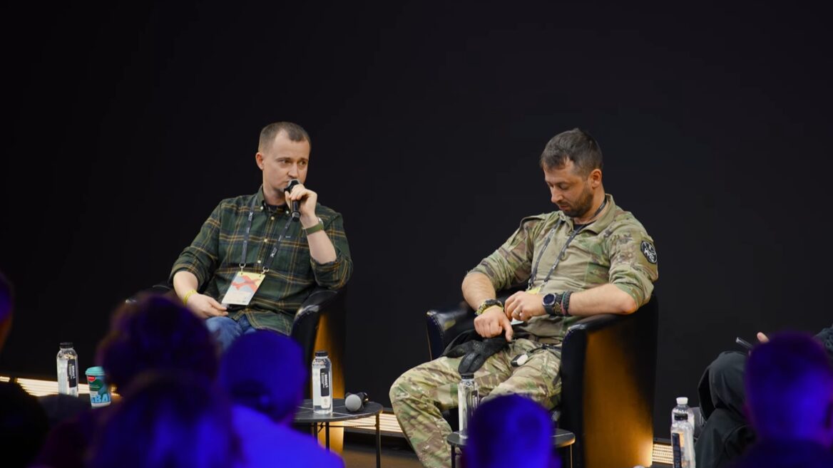 «Цей користувач забезпечує вам бронювання і можливість сидіть в Києві в офісі й вироблять свій ху*овий
дрон». Тарас Чмут розповів про редфлаги виробників БпЛА на які звертають увагу в ПЖ