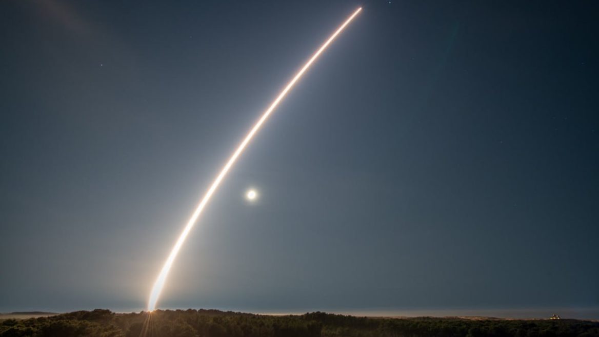 Міноборони Франції заявило про успішний тестовий запуск міжконтинентальної балістичної ракети. Куди летіла ракета з можливістю нести у 1000 разів потужнішу бомбу ніж впала на Хіросіму