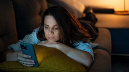 Ukrainians constantly check notifications and scroll through their feed 1-2 times a day — study