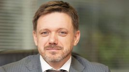 Уряд виділить 30 млрд грн держкомпанії «Укрфінжитло» на «єОселя». Її очолює Євген Мецгер, який на попередній роботі наказав «вирубити» журналістів під час інтерв'ю
