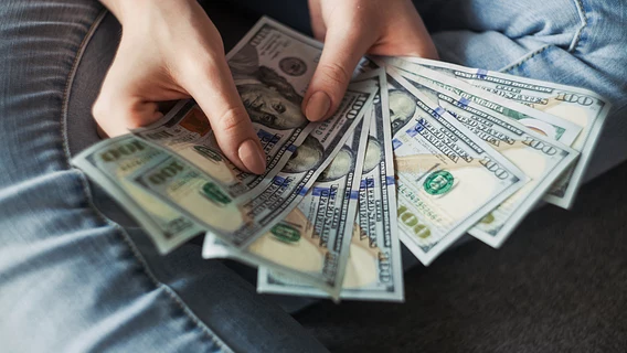 Середні зарплати в Україні зросли, але у сфері інформації та телекомунікацій знизилися. Скільки тепер заробляють українці?