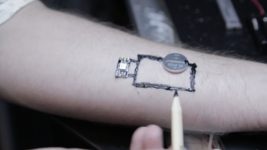 Bill Gates announced the end of the era of smartphones. They will be replaced by electronic tattoos: what is it about?