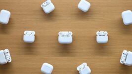 Apple is finalizing the development of AI-powered AirPods with built-in cameras. The headphones will “see” what is happening around them and transmit this information to the user