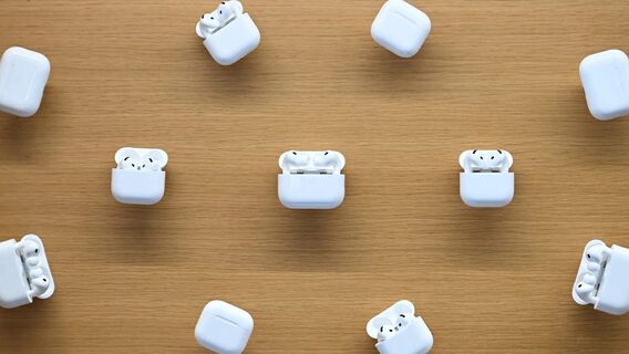 Apple завершує розробку ШІ-AirPods з вбудованими камерами. Навушники «бачитимуть», що відбувається навколо, і передаватимуть цю інформацію користувачу  