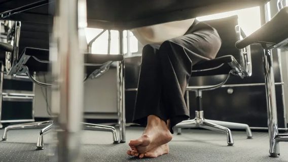 В офісах ШІ-стартапу Cursor забороняють носити взуття, і він не єдиний такий у Кремнієвій долині