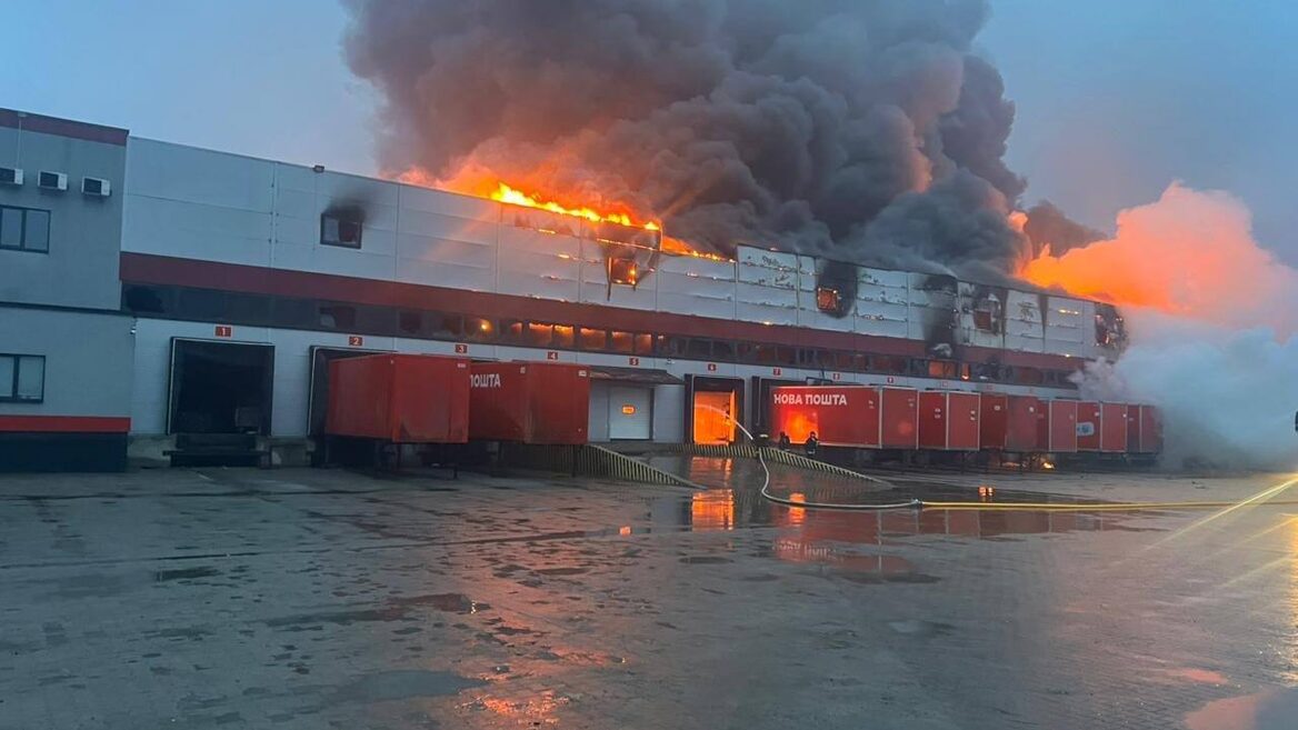 Russians destroy Nova Poshta terminal in Lutsk. Company promises to compensate customers for lost shipments