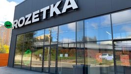 Два года тому назад девушка заказала на Rozetka кресло. С тех пор ей периодически пишет курьер (раз просил одолжить 150 грн), который его доставил: в дело вмешалась компания