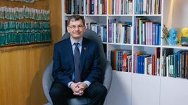 «Раніше студент міг ще на другому курсі влаштуватись на IT-аутсорс, почати заробляти більше, ніж його батьки, і думати, що схопив Бога за бороду. Зараз ситуація змінилась». Що ректор УКУ каже про системні проблеми інженерної освіти