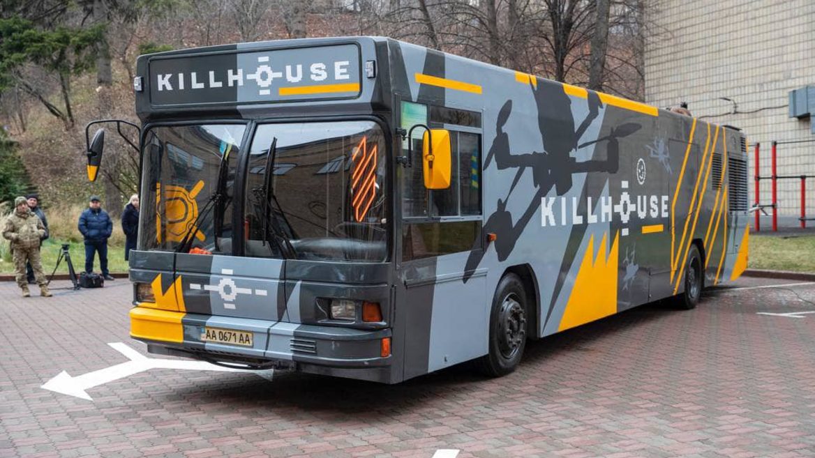У Києві створили мобільну школу для навчання керуванню FPV-дронами Killhouse. Як виглядає школа дронів на колесах: фото