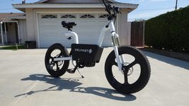 Українська Delfast показала новий електробайк California. Заряду вистачає на 160 км, є навіть сигналізація