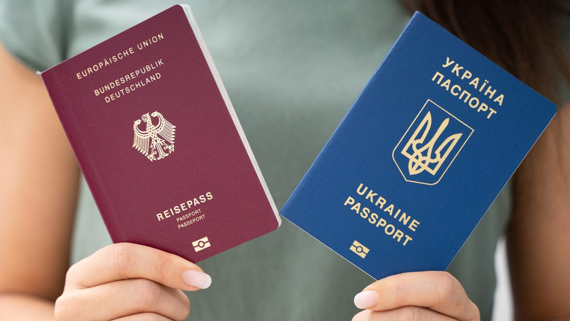 «Ми чекаємо вас після завершення цієї страшної війни». Верховна Рада ухвалила законопроєкт про множинне громадянство