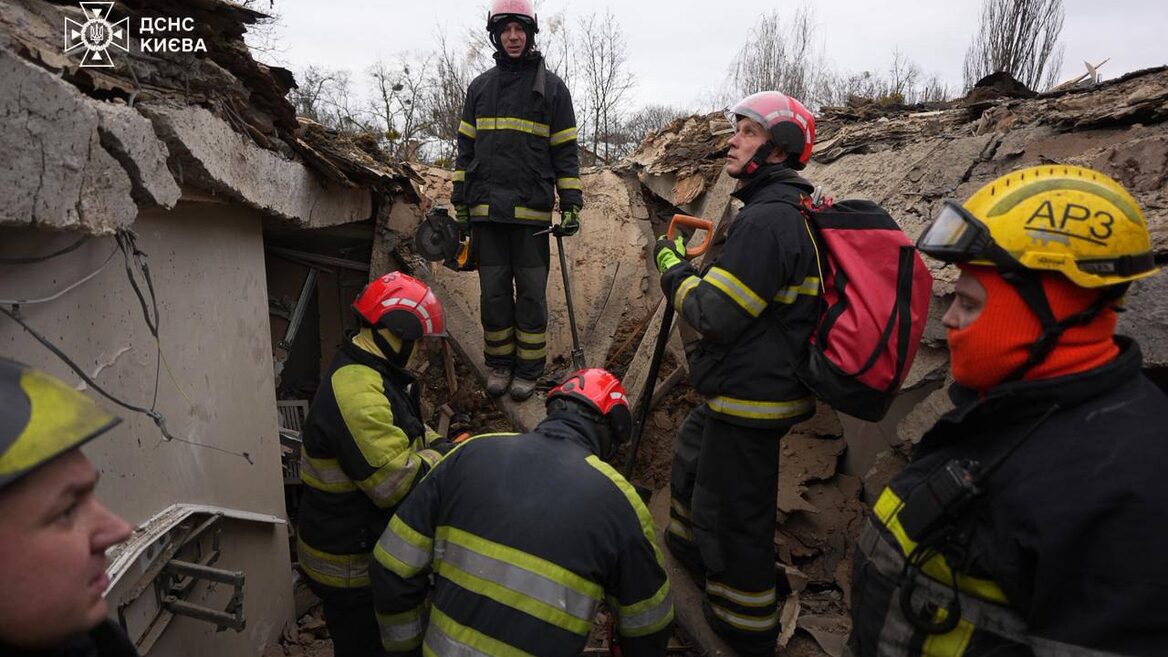 «Єдине місце, яке не завалило — ліжко, в котрому я спала».  Після прильоту «шахеда» Head of Recruitment майже три місяці чекає на висновок комісії з «ЄВідновлення» , а її будинок на Дорогожичах продовжує руйнуватися