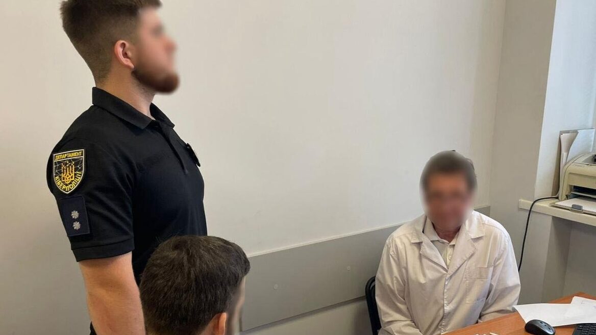 Кіберполіція передала до суду справи ділків які вносили до інформаційної системи дані про фейкових ВІЛ-інфікованих. Це давало змогу зніматися з військового обліку й виїздити за кордон