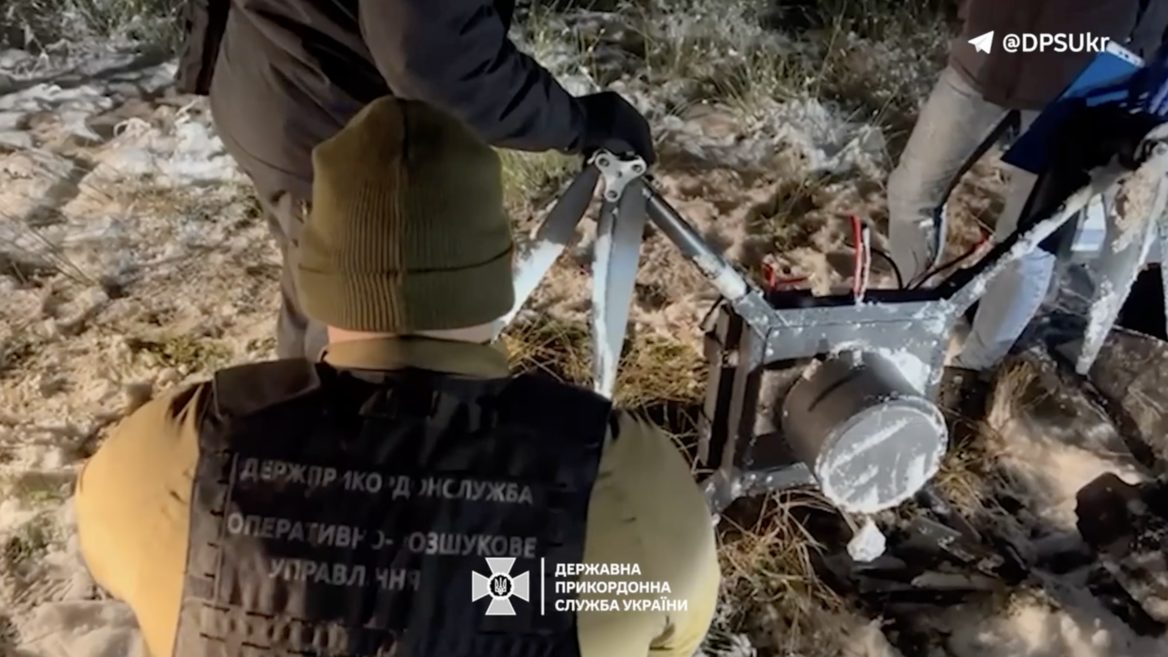 На Волині зловмисники намагалися переправити дроном 22 кг наркотиків на 13 млн грн. Але не вийшло