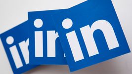 Користувачі LinkedIn масово скаржаться на дописи з «російською свастикою» Z. Мережа не бачить в таких дописах порушень політики співтовариства спеціалистів