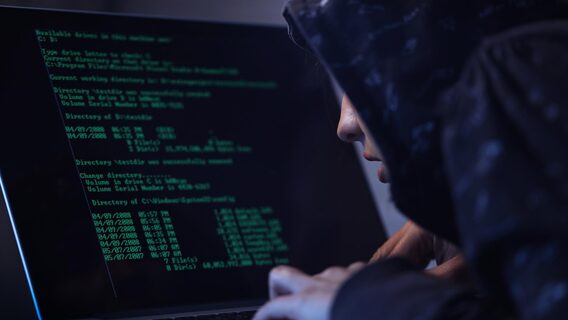 Ворожі хакери атакують українців фейковими листами від влади з вимогою оновити популярні застосунки