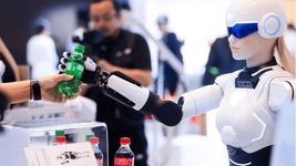 Blonde with a silicone bionic face. Chinese Chery begins using humanoid robots in car dealerships