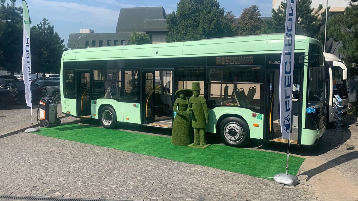 У Львові представили новий електробус Е181: запас ходу до 350 км і місце для візка