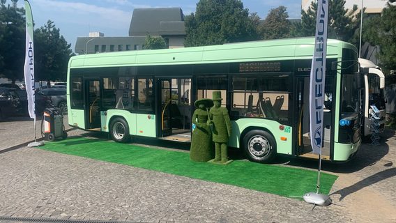 У Львові представили новий електробус Е181: запас ходу до 350 км і місце для візка