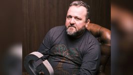 Екскерівник Google Україна став рок-зіркою завдяки ШІ. Ось, як звучить його музика