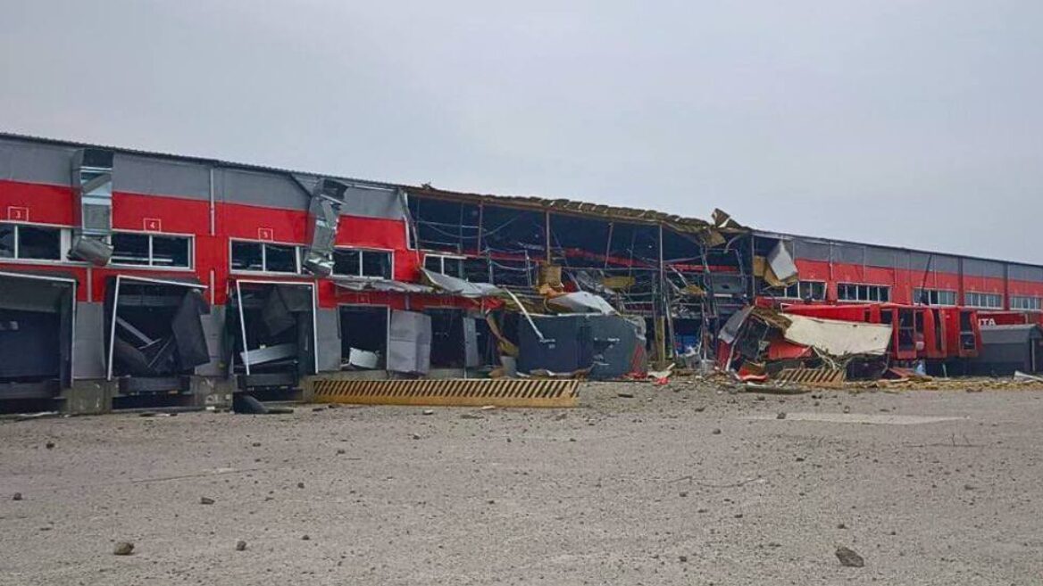 Внаслідок ворожої атаки у Запоріжжі пошкоджено інноваційний термінал «Нової пошти»